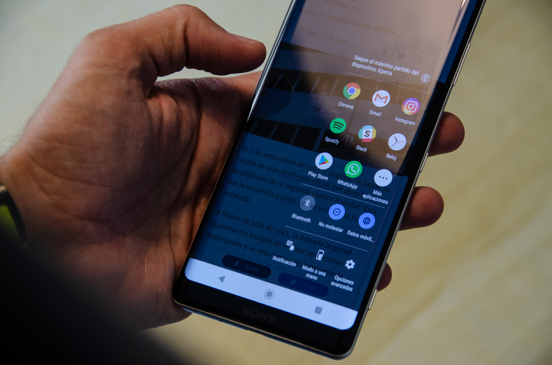 El sensor lateral del Xperia es una función interesante, pero se abre demasiado por error. Foto: Julio Cerezo